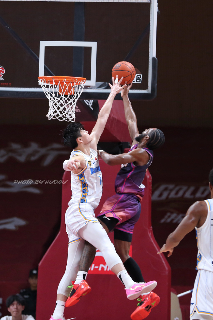 浙江男篮在昨天比赛中逆袭成功,绝地反击的是谁